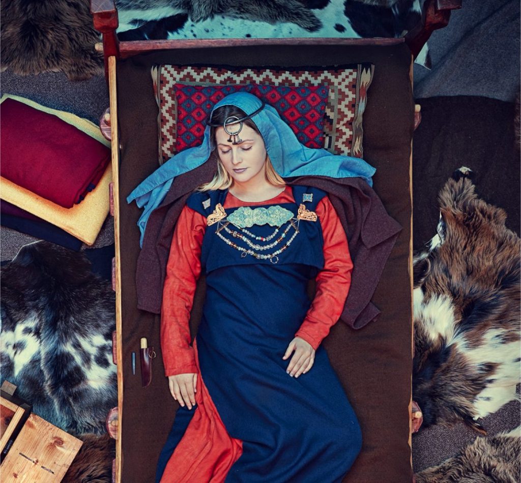 Medeltida Kvinna med färgglada ligger och sover