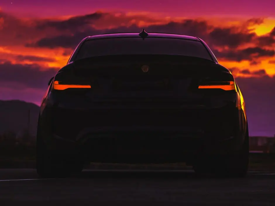 Bil i vacker solnedgång