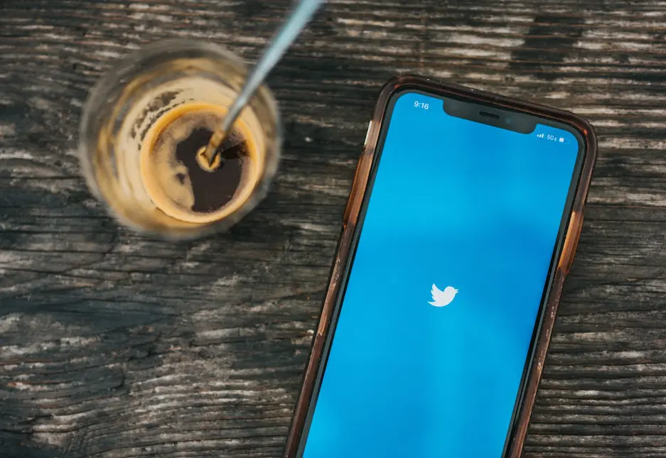 Twitter app på mobil och kaffe