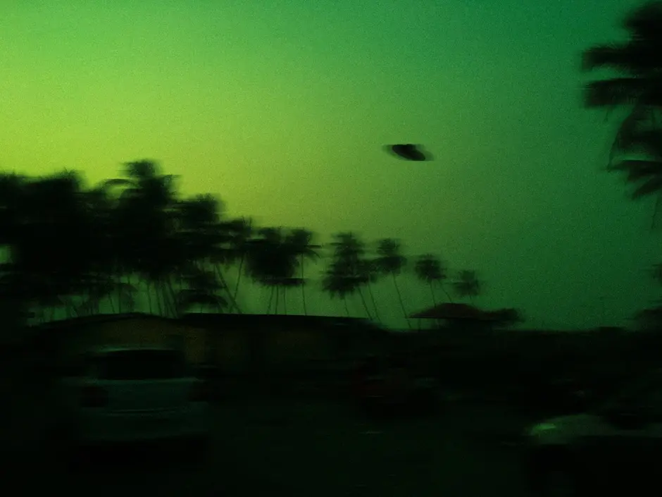 Ufo syns på grön himmel