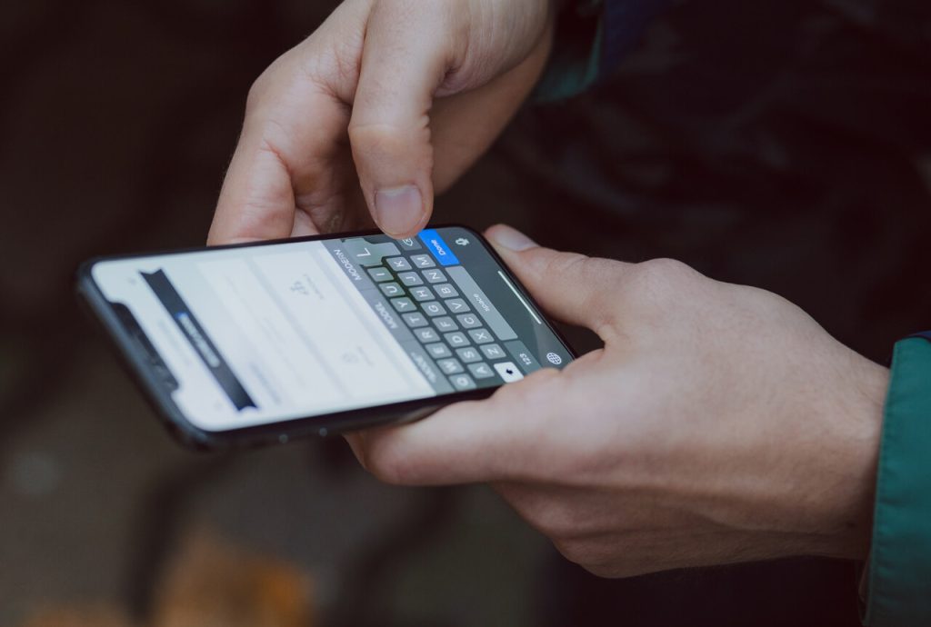 skriver meddelande på telefon