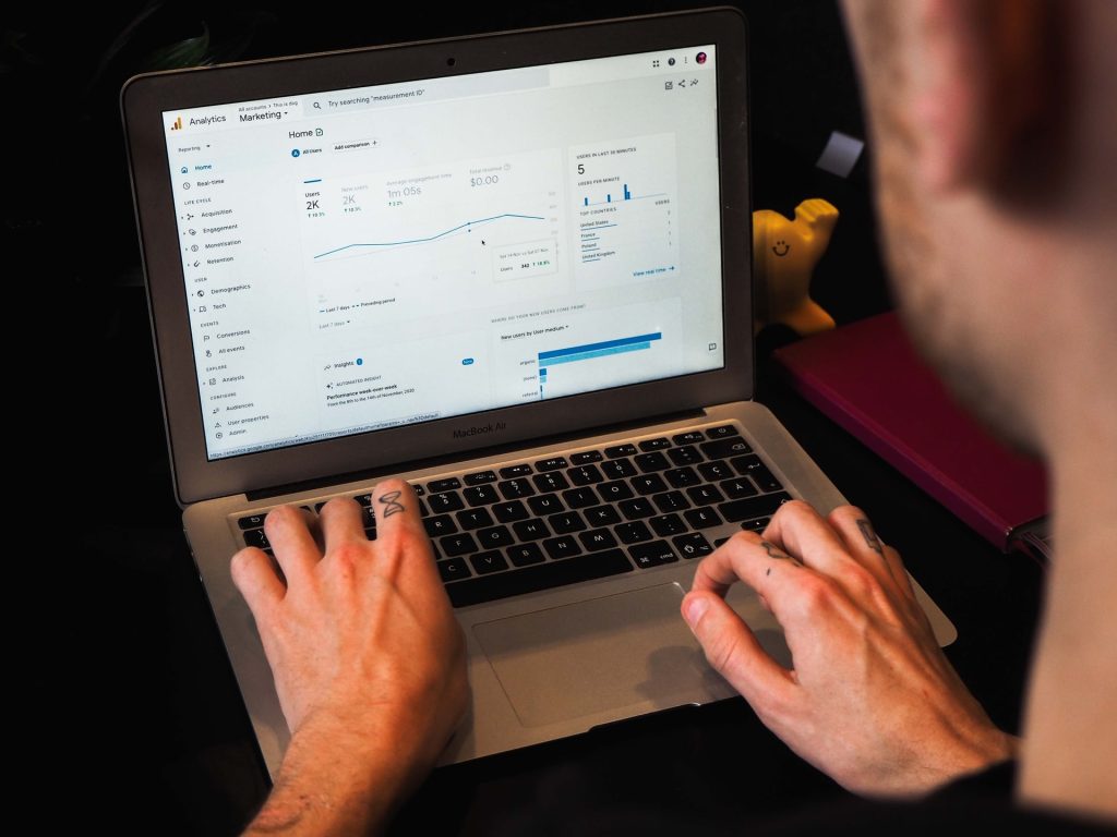 Man som använder Google Analytics