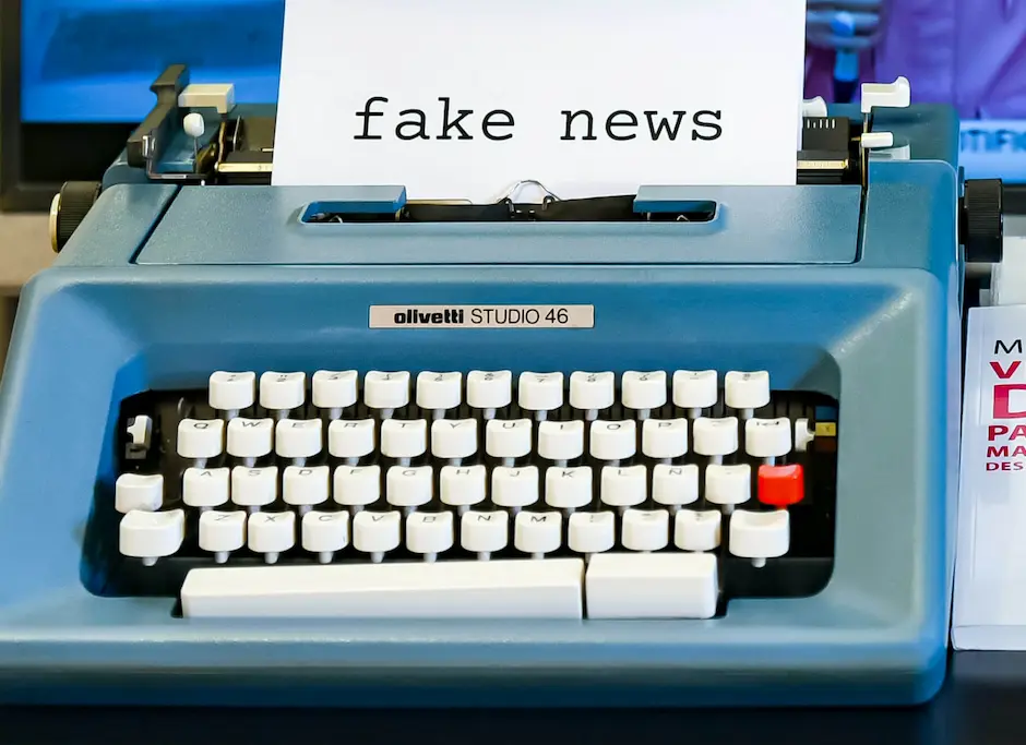 retro skrivmaskin med fake news papper