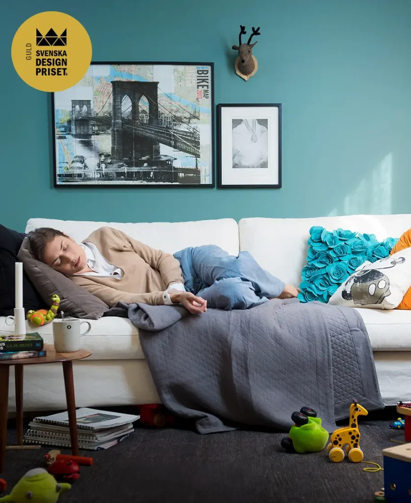 Guld svenska design priset - kvinna ligger på soffa
