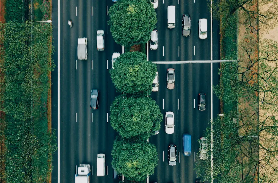 Bilar kör på motorväg med träd i mitten av vägen