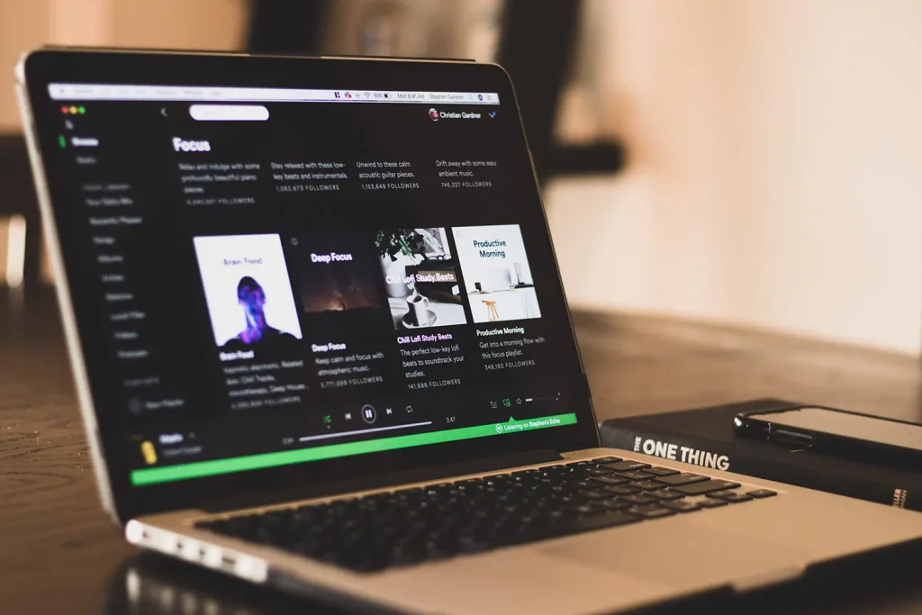 Foto på dator med musik som spelas från Spotify