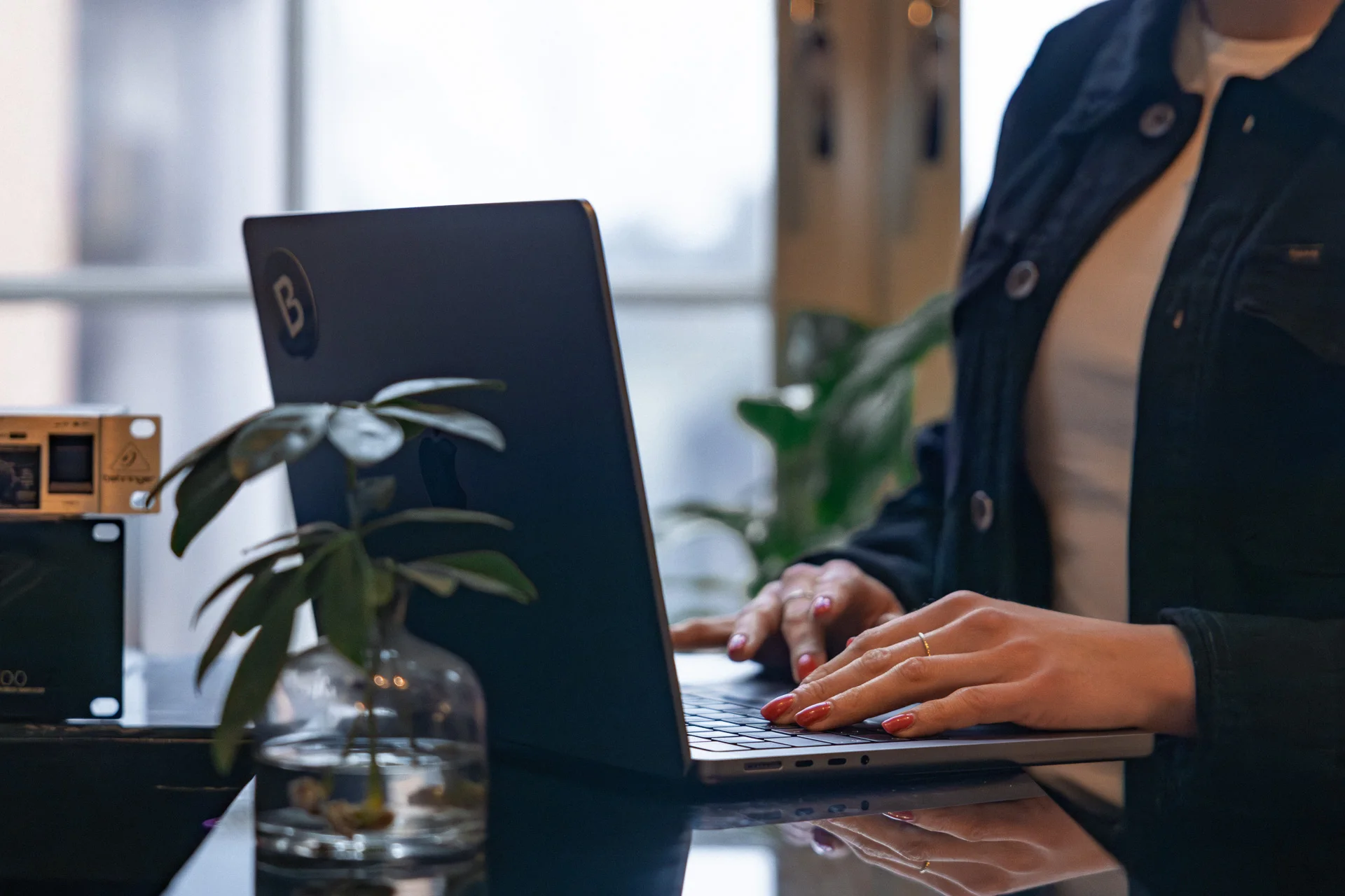 Kvinna sitter framför sin dator och arbetar