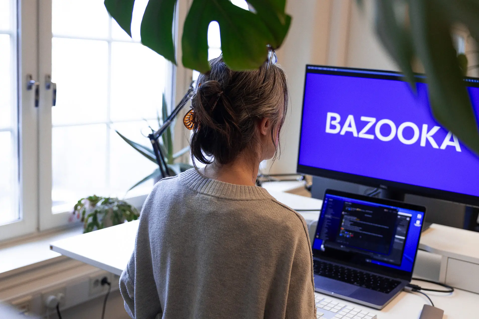 En kvinna står framför sin dator på Bazooka Digitalbyrå